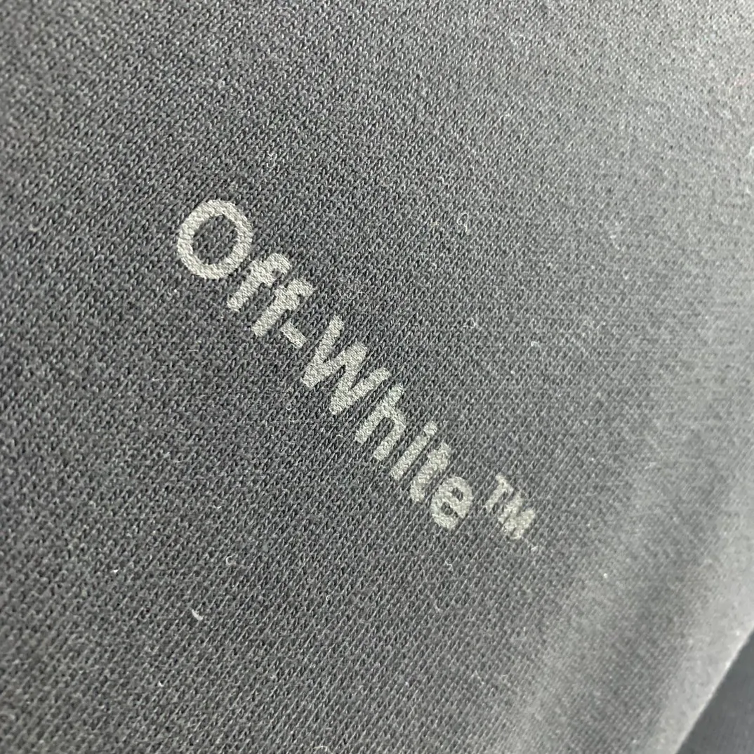 The top tested version OFF WHITE CO VIRGIL 22SS overlapping zebra crossing arrow hooded sweatshirt. The fabric and threads are all custom-woven and dyed. The fabric colors are all dyed through color card comparison. There is no color difference. It is made of 420g double yarn terry fabric. The printing is done using a Japanese-owned MIMAKIi printing machine. There are no edges or burrs. Inkjet printing, heat transfer, hot pressing and cold tearing. The transparent fabric pattern is scratch-proof and ironing. The printing is not easy. The tape printing overlaps and the color depth is different. The washed label is also customized according to the original font from the company. The accessories still use OFFWHITE 21S/S full line of correct accessories. Rectangular plastic raised three-dimensional collar label. Late Color: Black Size: XS-L P:390